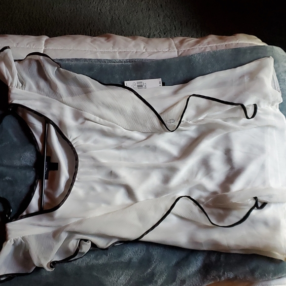 Iz Byer White Black Ruffle Business Casual Tshirt Summer/Spring/Fall Blouse - Picture 1 of 3